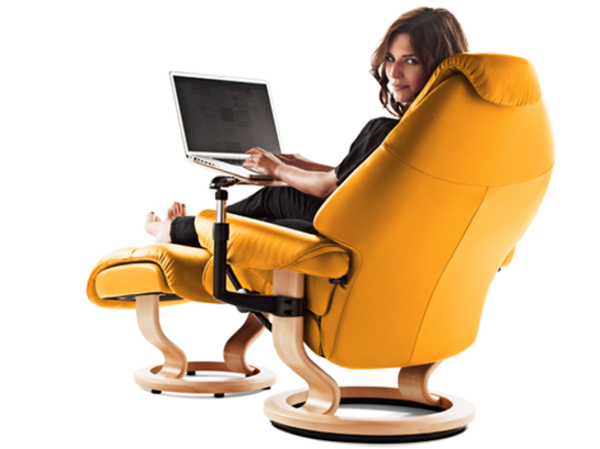 įdomi-spalva-už-stressless biuro kėdė-moteris sėdi ant jo