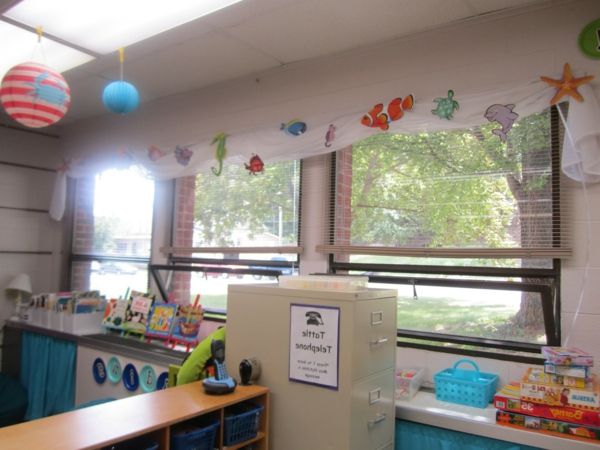zanimiva dekoracija oken za otroke v otroškem klubu