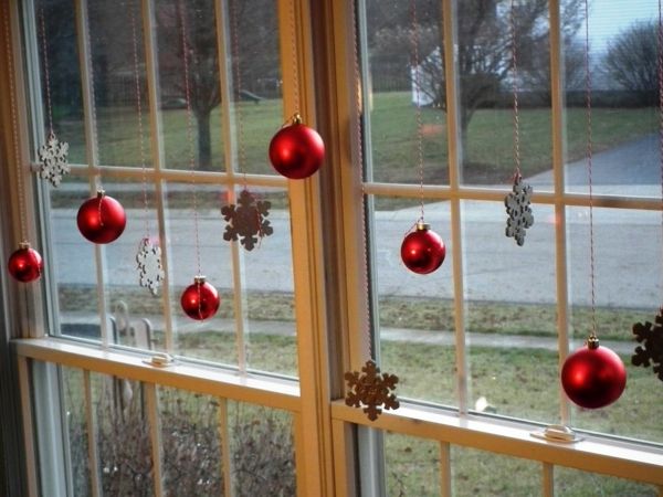 Zanimivo-Fensterdeko-na-božično-rdeče-kroglice