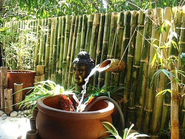 interessante tuindecoratie - mooie omheining gemaakt van bamboestokken