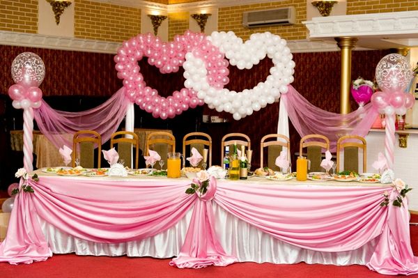 įdomi vestuvių dekoracija stalo balionams dviejų širdžių pavidalu