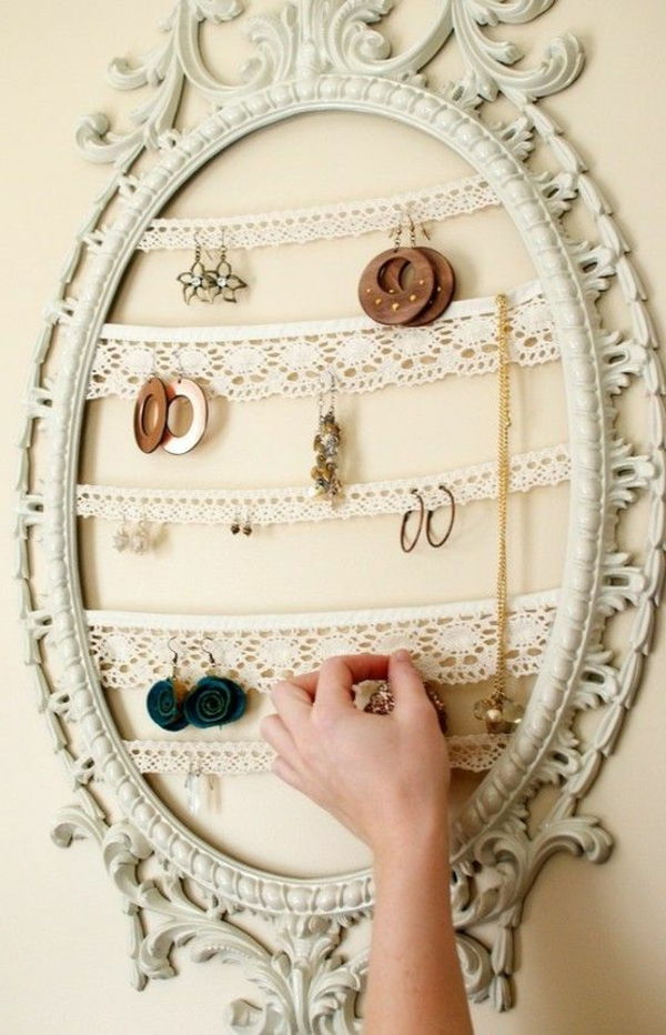 oglinda albă și piese tricotate pentru depozitarea bijuteriilor