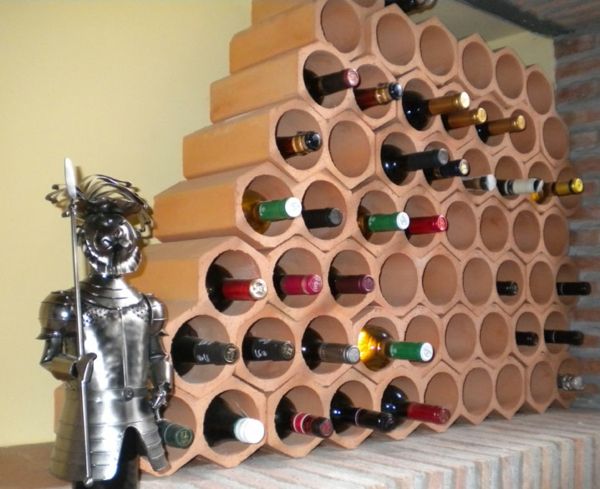 Ciekawy pomysł na stojak na wino z cegły - bardzo interesujący