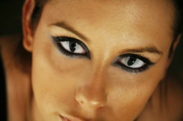 Zaujímavý-kontaktné šošovky-pre-halloween-nádherné-make-up