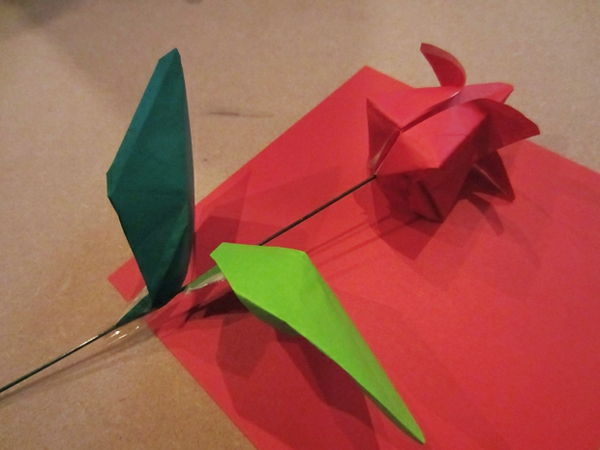 zaujímavý papier tulipán drotár - zelené listy