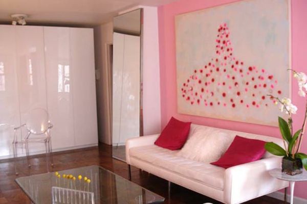 o canapea interesantă-roz-perete-culoare-pentru-o cameră de zi cu pernă de aruncare