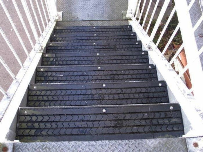 Ciekawe-schody używanych recyklingu opon twórczy-design