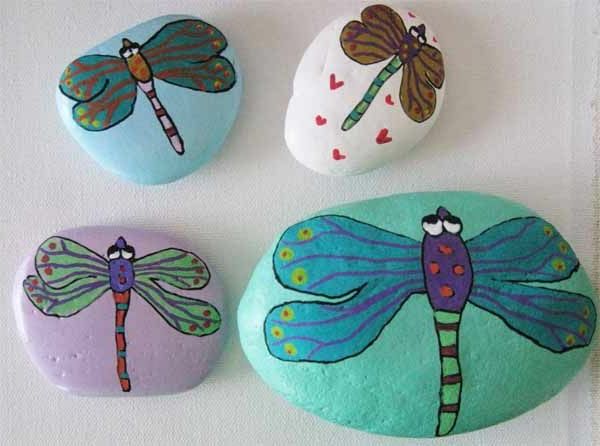 pietre interessante-verzierte- come decorazione-per-le-giardino-libellule