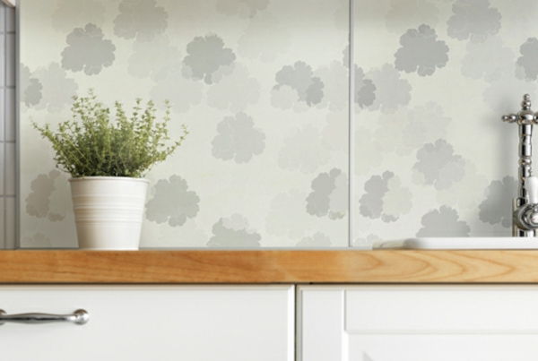 ilginç duvar panelleri-mutfak-beyaz-renk noktaları-dekoratif bir bitki