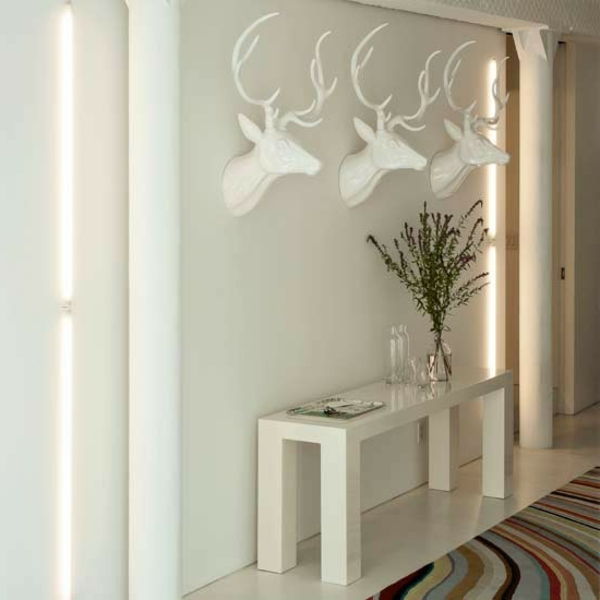 Interessante hjem-for-hvite hallway-deco-produkter henger på veggen