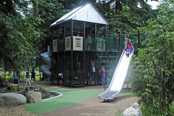 zaujímavá hra veža-s-slide-and-swing