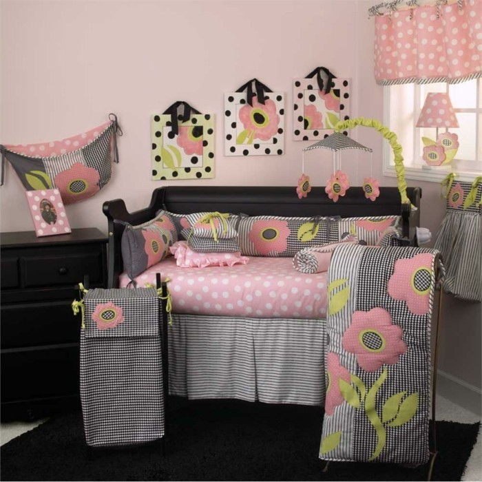 Zanimivo-baby-posteljica-za-dekle-posteljnina-v-roza-in-siva