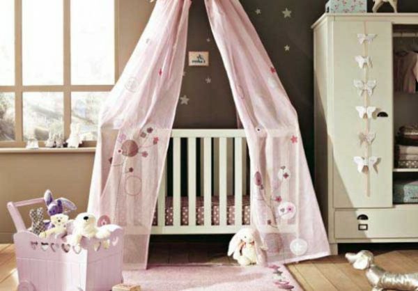 -cointeresare babyroom-cu-un-baldachin pat