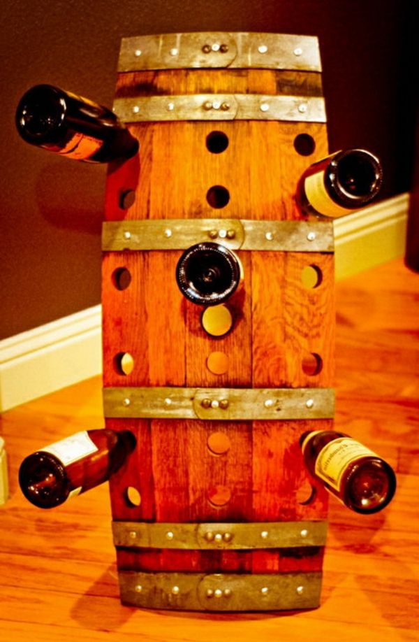 ciekawy design stojaka na wino z dziurkami