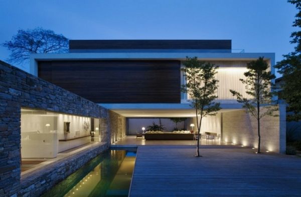 įdomus namai-minimalizmas-architektūra-du gražūs medžiai