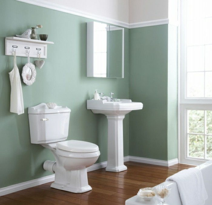 Zanimivo-malo slabo nastavljena modro steno-belo-kopalniško pohištvo