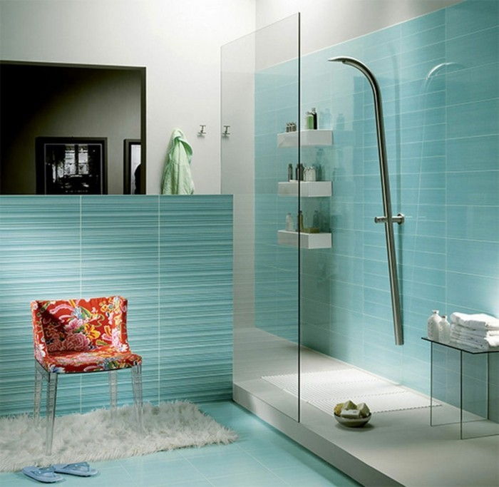 Intressant-små badrum-idéer-blå-plattor och elegant duschvägg