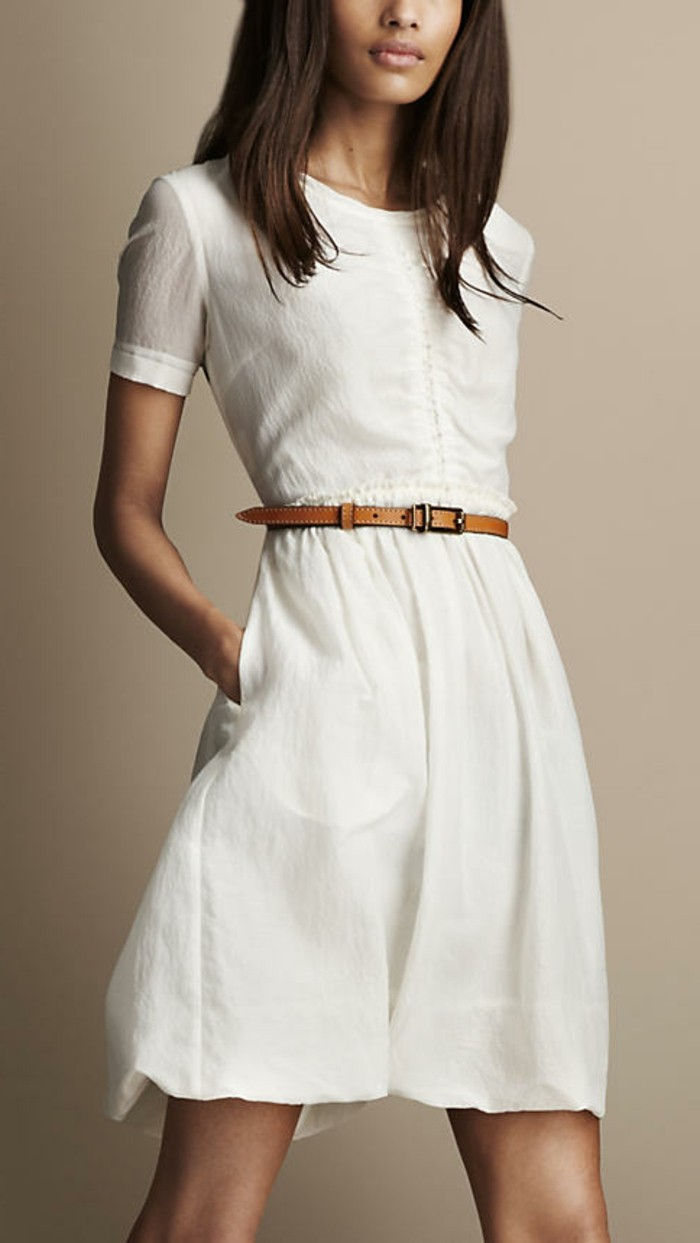 interessante-modelo-branco-vestido-cinto-in-brown-color