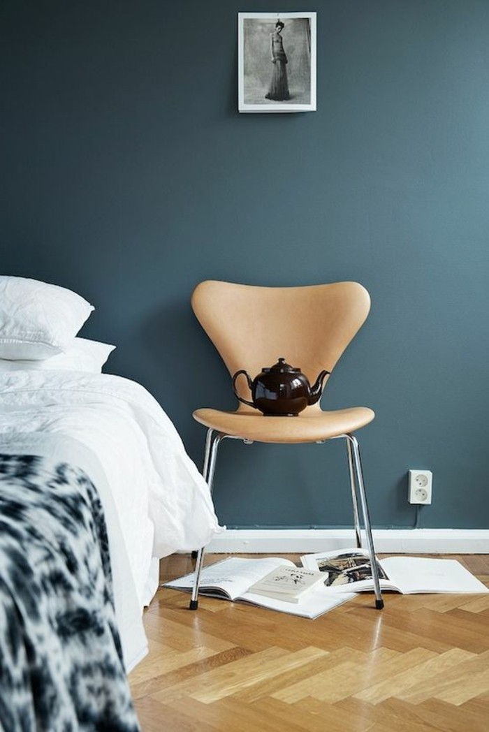 interessante-camera-con-un-grande grigio bed-and-wall-colore blu