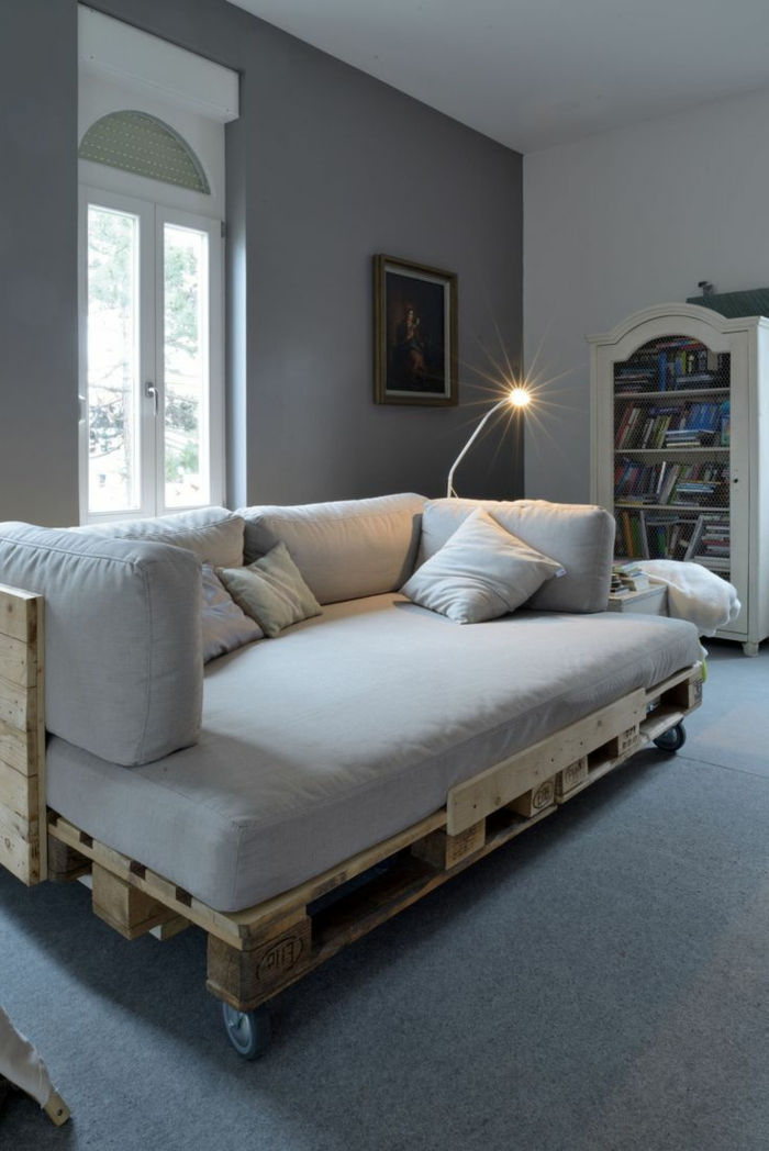 intressant-vit-soffa-från europallar-mysigt rum