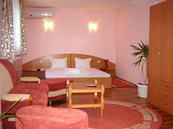 un loc interesant de culoare roz de perete cu paturi de culoare albă