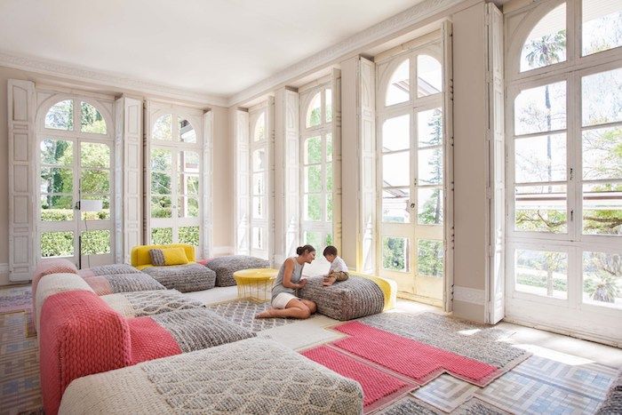 duży salon mieszkanie pomysły mama i dziecko gra razem duże okna jasne kolory dekorowanie