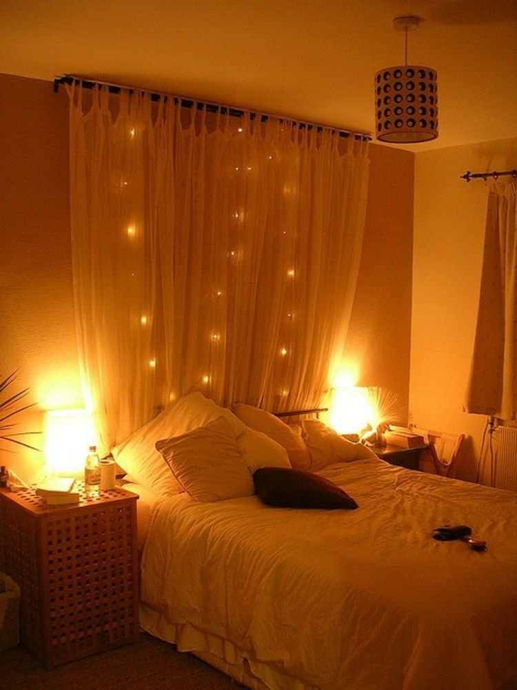 İç-güzel-iç-dekorasyon-ile-çeşitli-string-ışıklar-dim-oda ve suit,-ile-beyaz dize ışık-on-the-yatak-hanging_f10178