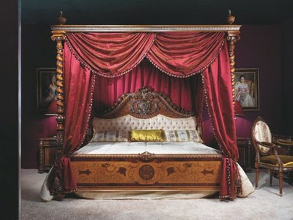 Włosko-sypialnia-arystokratyczny-łóżko-z-czerwoną zasłoną