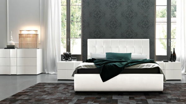 Italienska sovrum-vit-bed-and-a-grå-accent väggen