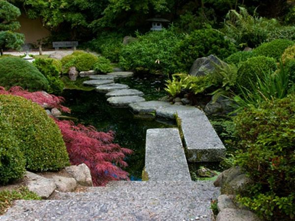 Stenen platen voor een loopbrug in Japanse stijl voor de tuin