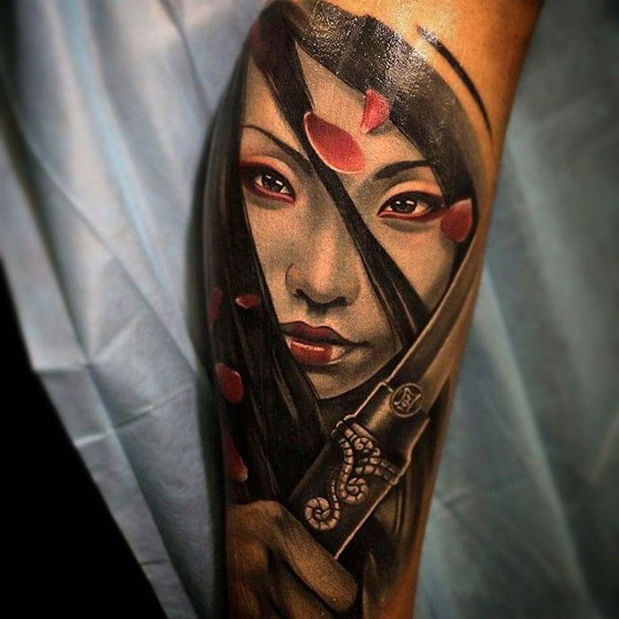 samurai tatuering, kvinna med svart, rakt hår, röda rosenblad