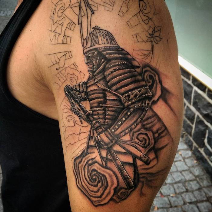 överarm, övre arm tatuering, arm tatuering i svart och grått, samurai