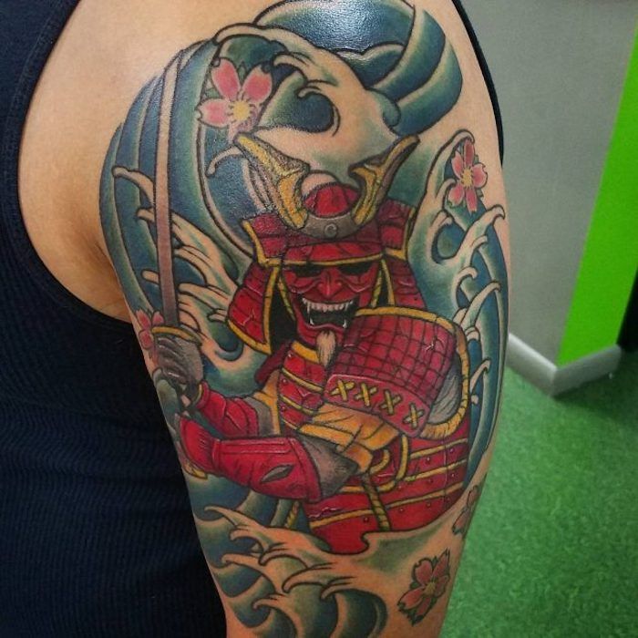 războinic tatuaj, tatuaj braț superior, tatuaj colorat