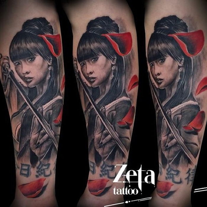 krigare tatuering, kvinna med svart hår, röda kronblad, katana
