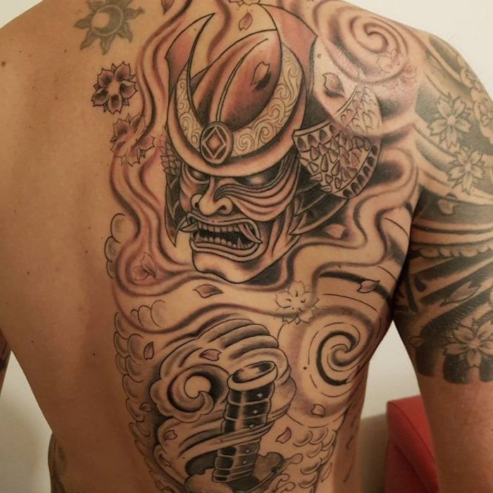 back tetovanie, zadné tetovanie, maska, prilba, kvety, katana