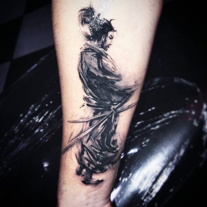 japonski bojevnik, roka, armtattoo v črni in sivi barvi, samurajski meč