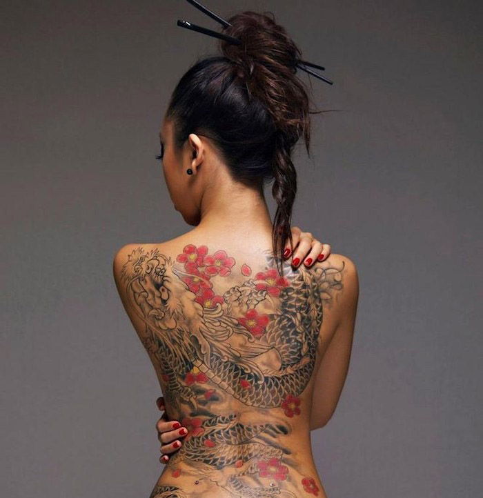 Tatuaje japoneze, femeie cu păr mare și tatuaj mare pe spate