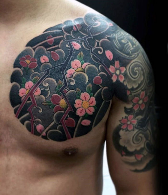 tatuaje japoneze pentru bărbați, valuri de apă în combinație cu flori de cireș roz