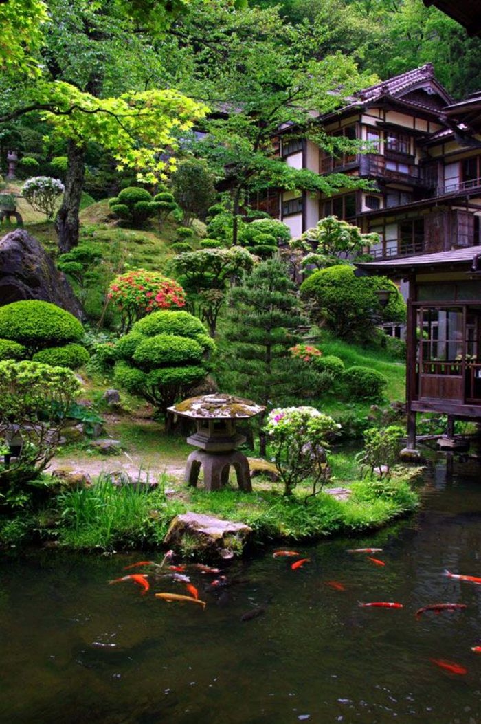 Den japanske hagen dekorativt fisk-eksotisk-zen-Villa