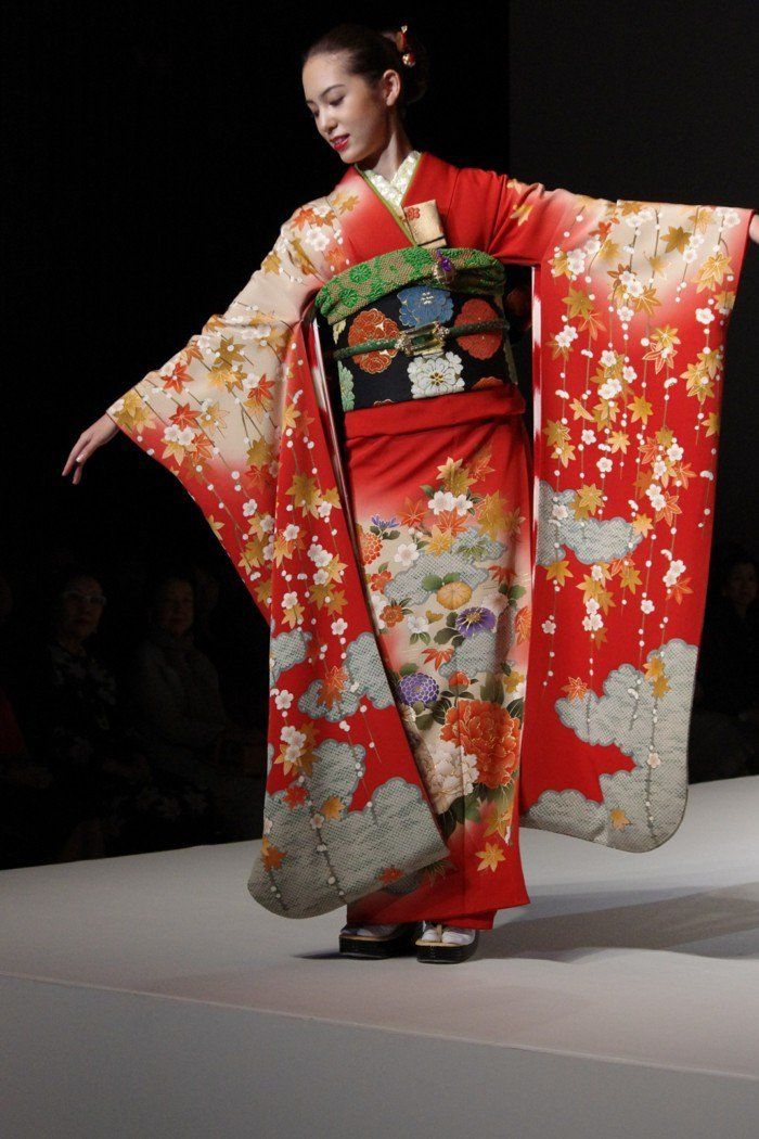 Fata japoneză cu kimono-roșu lung