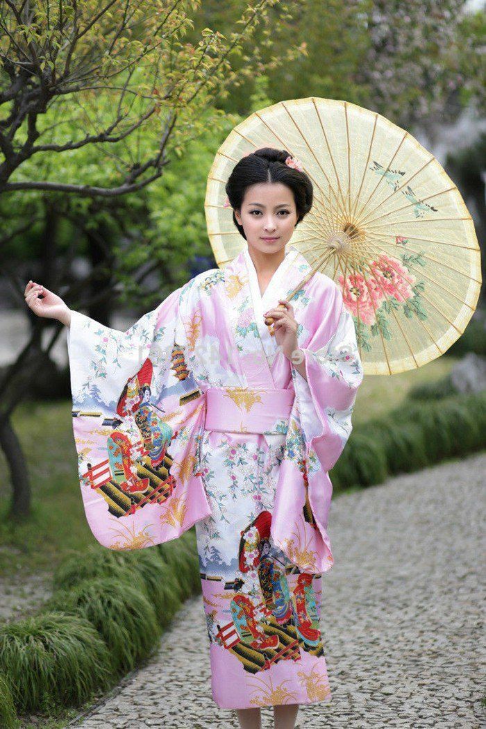 Fata japoneză cu-tradiționale kimono-in-roz de culoare