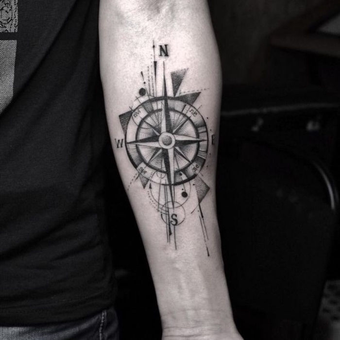 Tutaj znajdziesz jeden z naszych świetnych pomysłów na czarny tatuaż z czarnym kompasem - tatuaż dla mężczyzn