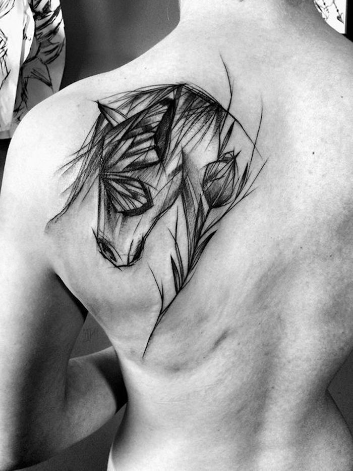 Ta en titt på denne ideen for en flott tatovering med en svart, vakker hest, en svart og stor sommerfugl og en svart rose - ttoo på skulderbladet