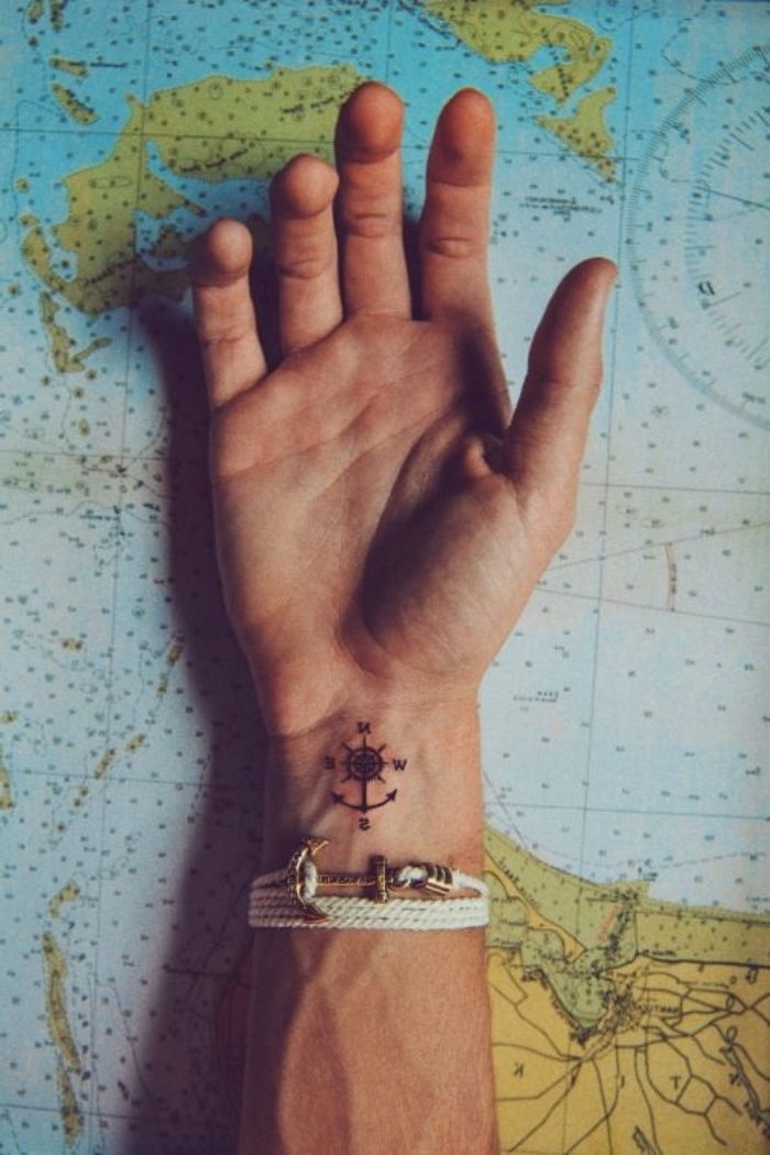 harta lumii, o ancoră neagră mică și o busolă neagră - idee pentru o busolă pe încheietura mâinii