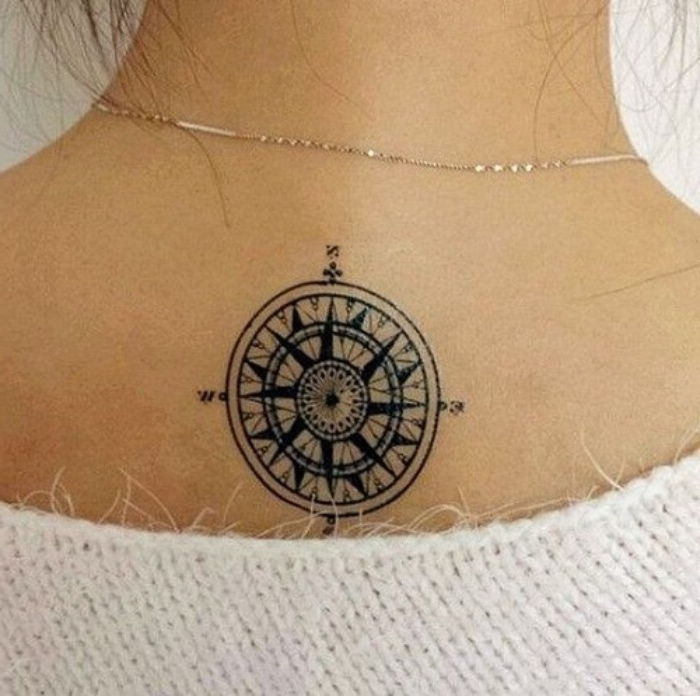 Tukaj najdete eno od naših idej za črno tatoo z elegantnim črnim kompasom na vratu ženske