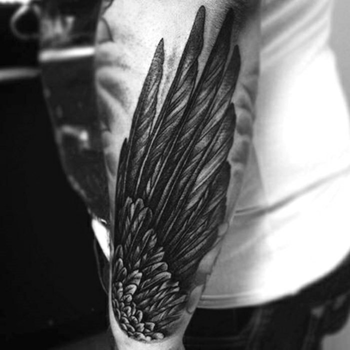 ideja za odlično angelsko tatoo za moške - tukaj vam pokažemo angelsko krilo z dolgimi črnimi peruti