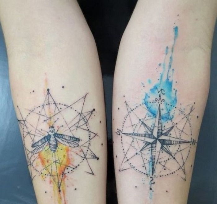 Dve roki z dvema majhnima tetovažama s črnimi kompasi in žuželkami