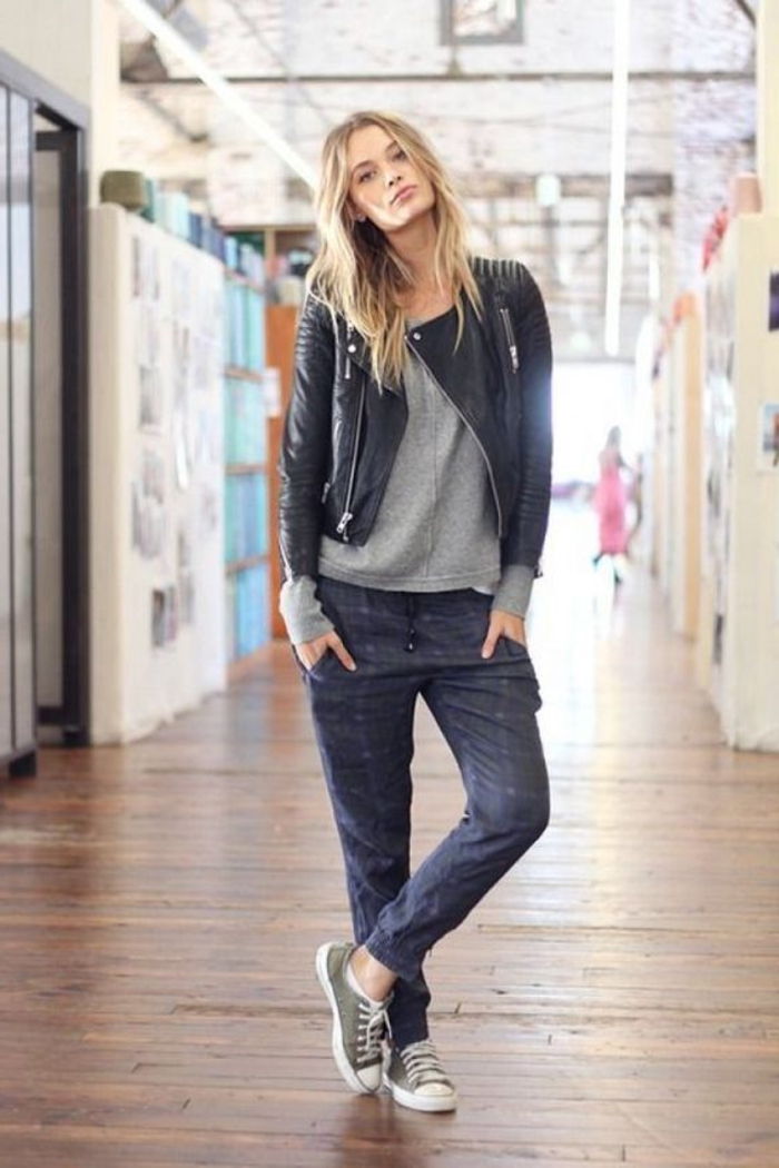 joggingbyxor i jeans ser stil med läderjacka