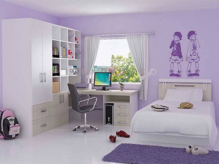 kambario dizainas violetinė sienų konstrukcija su dekoratyviniais elementais du vaikiški batai kambaryje kuprinės spintelių stalčių lentynos su knygomis