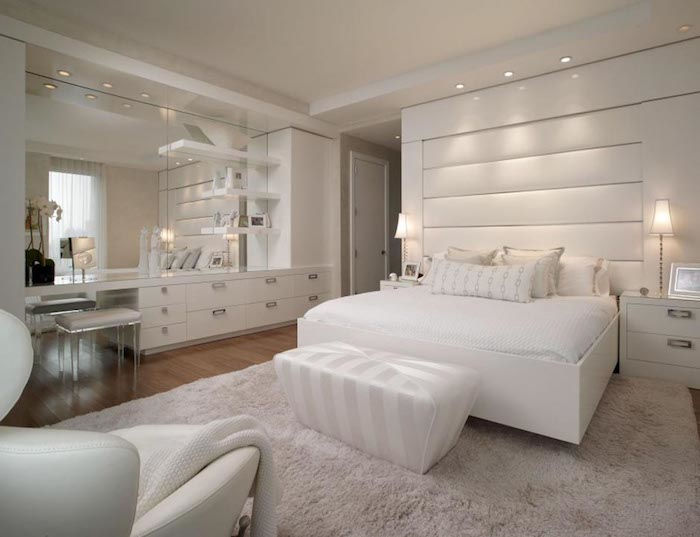 Os quartos são projetados de forma simples em móveis brancos e mobília deco em branco brilhante e ótima iluminação